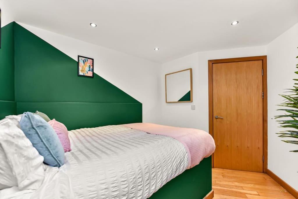Spacious 2 Bed Urban Jungle Flat, Central Londen Buitenkant foto